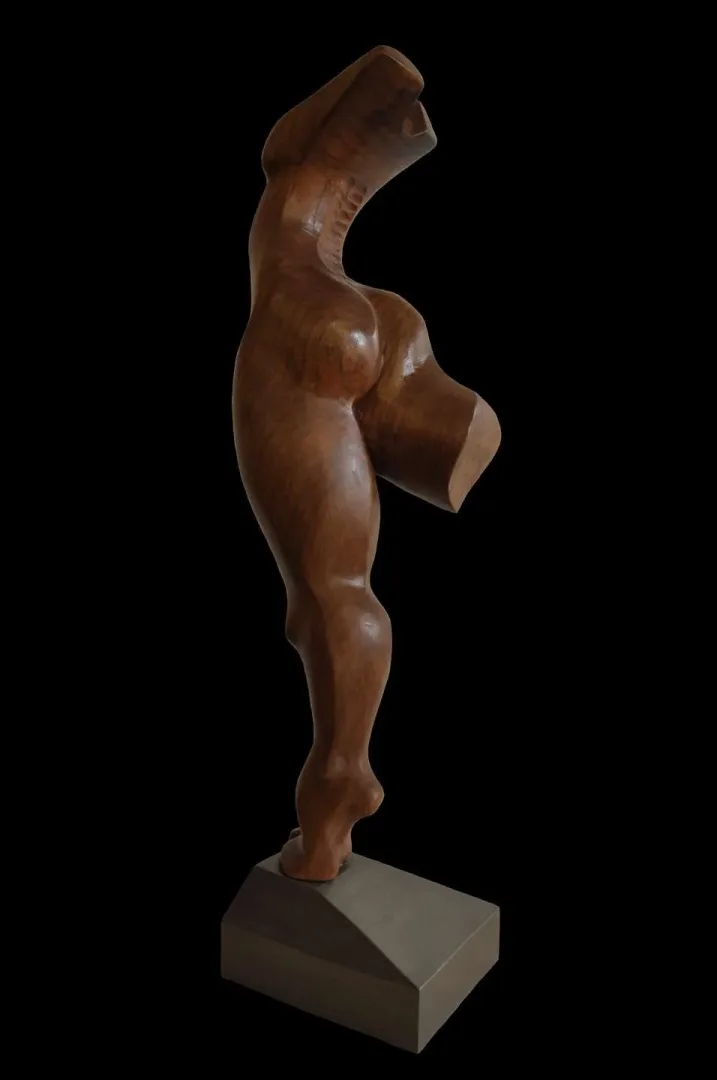 AZİMET KARAMAN — “İsimsiz” "İsimsiz" eseri AZİMET KARAMAN tarafından 65x19x16 cm ölçülerinde Ceviz yontu tekniği ile yapılmıştır.