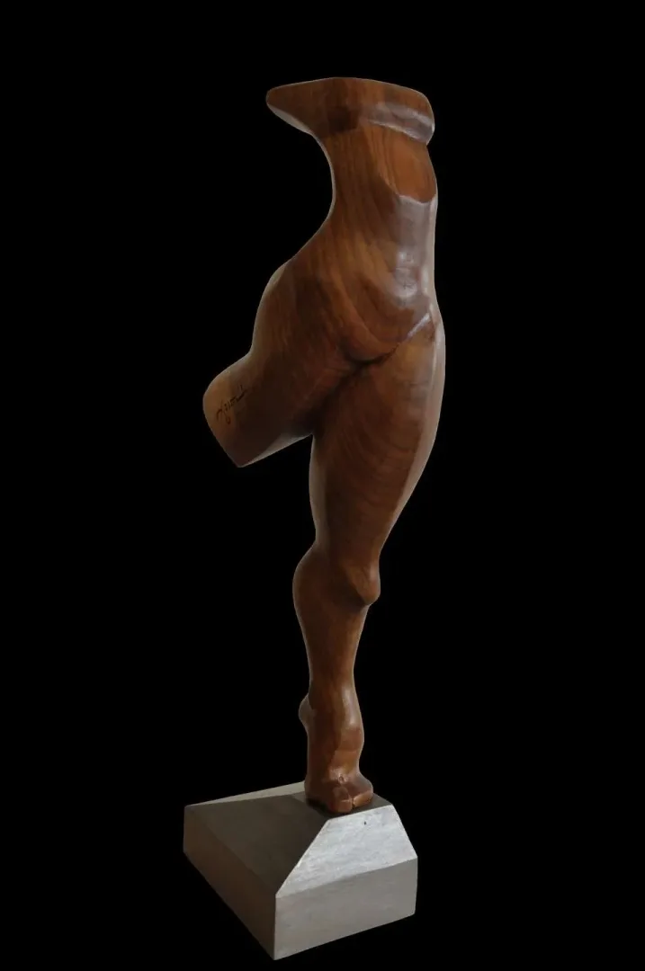 AZİMET KARAMAN — “İsimsiz” "İsimsiz" eseri AZİMET KARAMAN tarafından 65x19x16 cm ölçülerinde Ceviz yontu tekniği ile yapılmıştır.