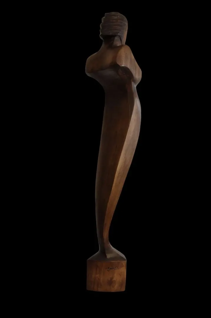 AZİMET KARAMAN — “İsimsiz” "İsimsiz" eseri AZİMET KARAMAN tarafından 106x18x20 cm ölçülerinde Ceviz yontu tekniği ile yapılmıştır.