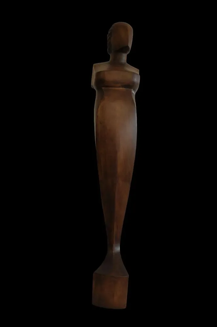 AZİMET KARAMAN — “İsimsiz” "İsimsiz" eseri AZİMET KARAMAN tarafından 106x18x20 cm ölçülerinde Ceviz yontu tekniği ile yapılmıştır.