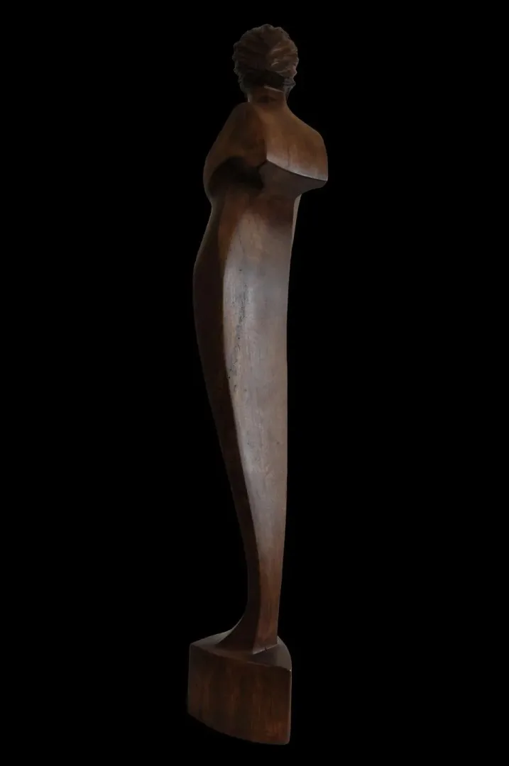 AZİMET KARAMAN — “İsimsiz” "İsimsiz" eseri AZİMET KARAMAN tarafından 106x18x20 cm ölçülerinde Ceviz yontu tekniği ile yapılmıştır.