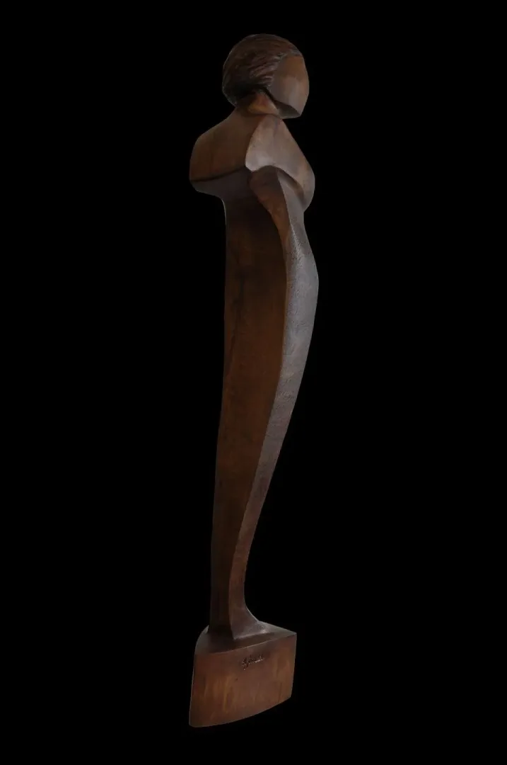 AZİMET KARAMAN — “İsimsiz” "İsimsiz" eseri AZİMET KARAMAN tarafından 106x18x20 cm ölçülerinde Ceviz yontu tekniği ile yapılmıştır.