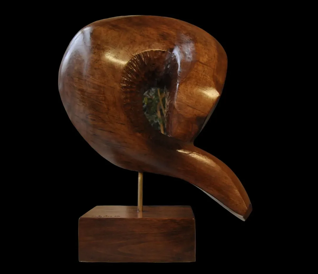 AZİMET KARAMAN — “İsimsiz” "İsimsiz" eseri AZİMET KARAMAN tarafından 50x32x20 cm ölçülerinde Ceviz yontu tekniği ile yapılmıştır.