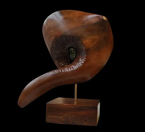 "İsimsiz" eseri AZİMET KARAMAN tarafından 50x32x20 cm ölçülerinde Ceviz yontu tekniği ile yapılmıştır.