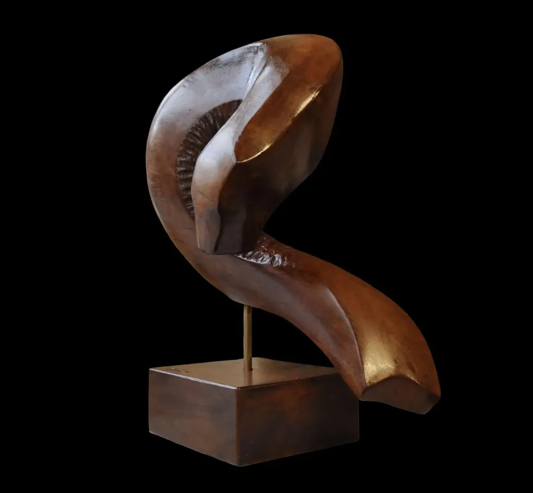 AZİMET KARAMAN — “İsimsiz” "İsimsiz" eseri AZİMET KARAMAN tarafından 50x32x20 cm ölçülerinde Ceviz yontu tekniği ile yapılmıştır.