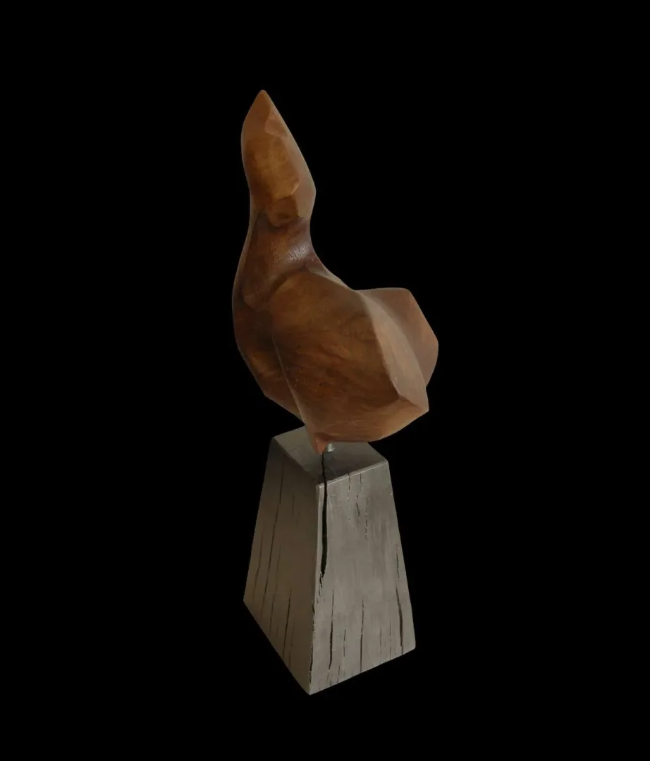 AZİMET KARAMAN — “İsimsiz” "İsimsiz" eseri AZİMET KARAMAN tarafından 46x20x16 cm ölçülerinde Ceviz yontu tekniği ile yapılmıştır.