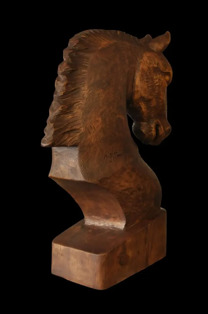 yakınlaştır "At" eseri AZİMET KARAMAN tarafından 2019 yılında 85x52x32 cm ölçülerinde Ahşap Yontu Sedir tekniği ile yapılmıştır.