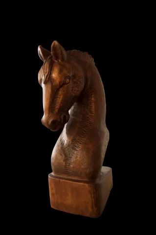 "At" eseri AZİMET KARAMAN tarafından 2019 yılında 85x52x32 cm ölçülerinde Ahşap Yontu Sedir tekniği ile yapılmıştır.