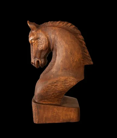 "At" eseri AZİMET KARAMAN tarafından 2019 yılında 85x52x32 cm ölçülerinde Ahşap Yontu Sedir tekniği ile yapılmıştır.