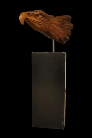 "Kartal Başı" eseri AZİMET KARAMAN tarafından 65x90x52 cm ölçülerinde Ahşap Yontu tekniği ile yapılmıştır.