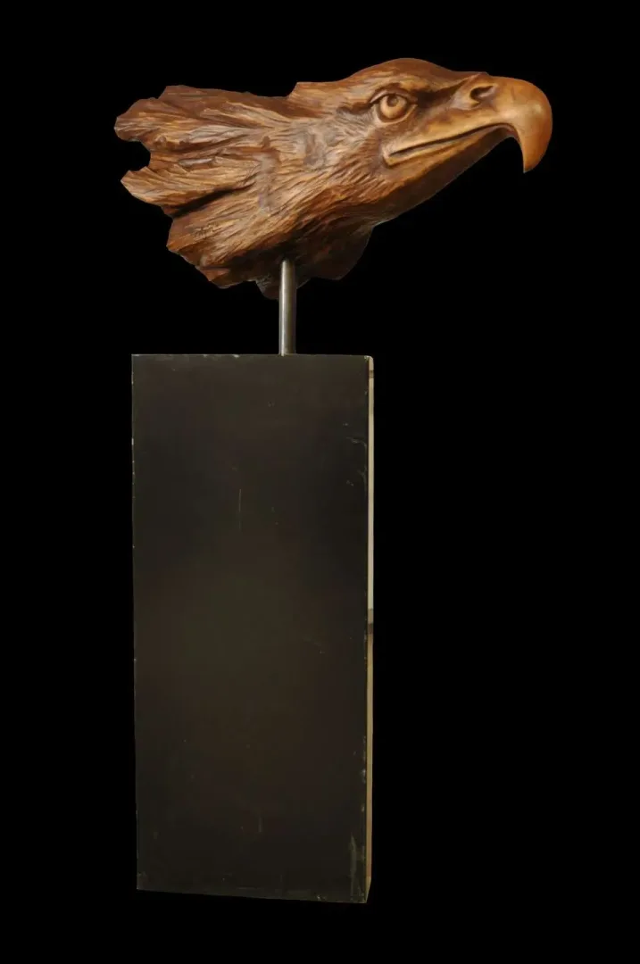yakınlaştır "Kartal Başı" eseri AZİMET KARAMAN tarafından 65x90x52 cm ölçülerinde Ahşap Yontu tekniği ile yapılmıştır.