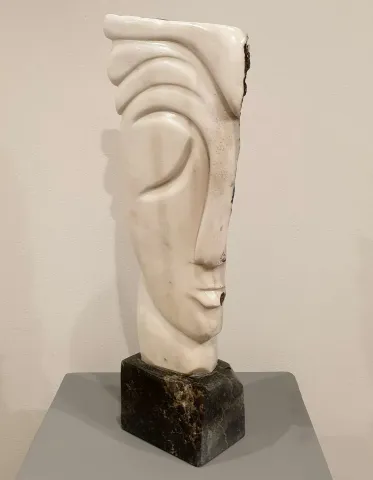 Bu eser DEMET KAYA tarafından 2019 yılında 60x15x10 cm ölçülerinde Mermer tekniği ile yapılmıştır.