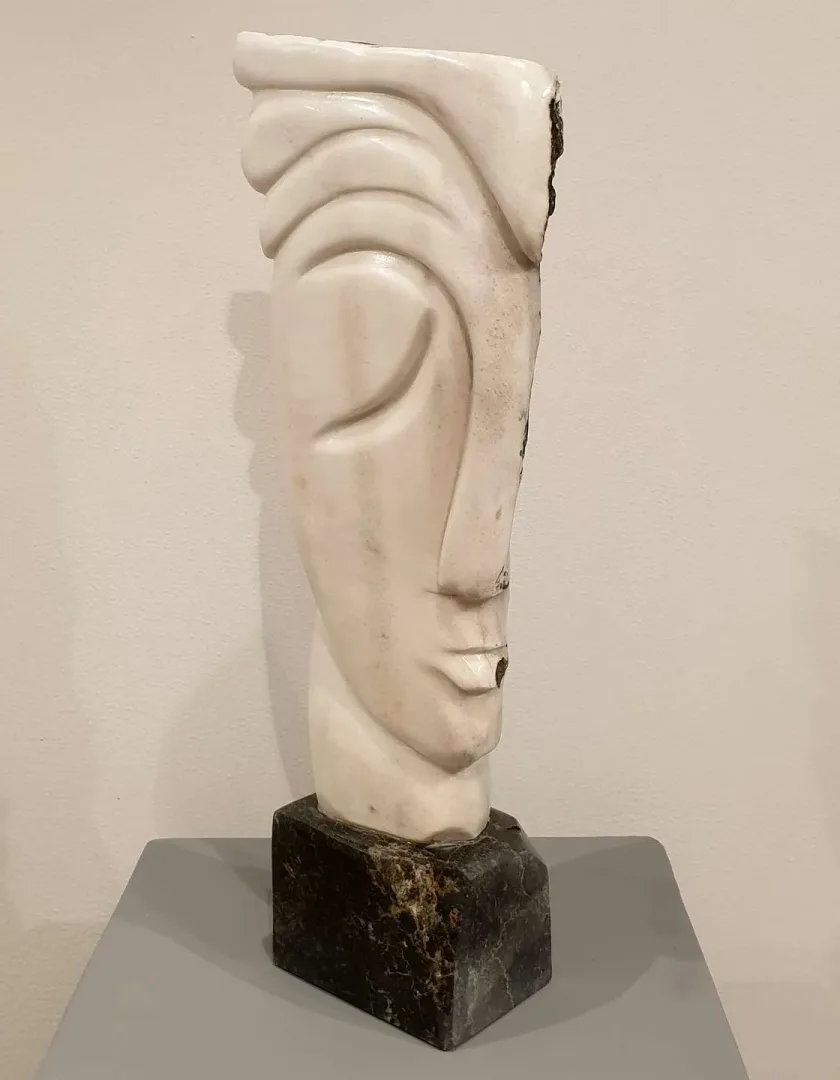 DEMET KAYA — 2019 Bu eser DEMET KAYA tarafından 2019 yılında 60x15x10 cm ölçülerinde Mermer tekniği ile yapılmıştır.