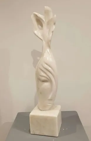 DEMET KAYA — 2019 Bu eser DEMET KAYA tarafından 2019 yılında 65x14x14 cm ölçülerinde Mermer tekniği ile yapılmıştır.