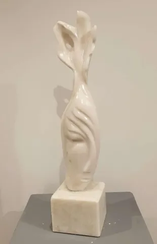 Bu eser DEMET KAYA tarafından 2019 yılında 65x14x14 cm ölçülerinde Mermer tekniği ile yapılmıştır.