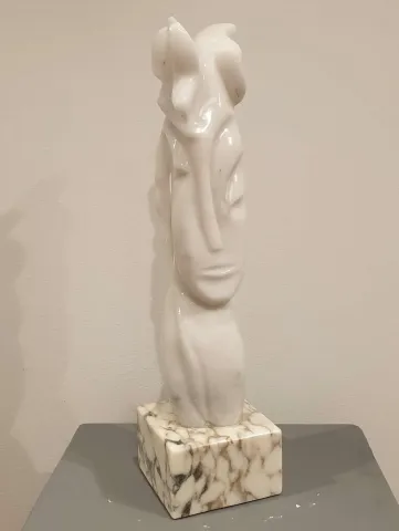 Bu eser DEMET KAYA tarafından 2019 yılında 54x13x13 cm ölçülerinde Mermer tekniği ile yapılmıştır.