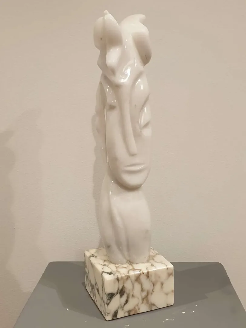 DEMET KAYA — 2019 Bu eser DEMET KAYA tarafından 2019 yılında 54x13x13 cm ölçülerinde Mermer tekniği ile yapılmıştır.