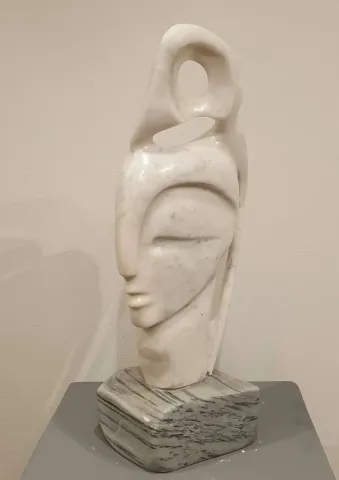 Bu eser DEMET KAYA tarafından 2019 yılında 57x17x20 cm ölçülerinde Mermer tekniği ile yapılmıştır.