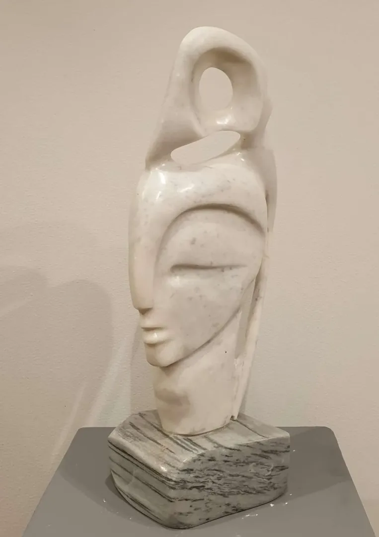 DEMET KAYA — 2019 Bu eser DEMET KAYA tarafından 2019 yılında 57x17x20 cm ölçülerinde Mermer tekniği ile yapılmıştır.
