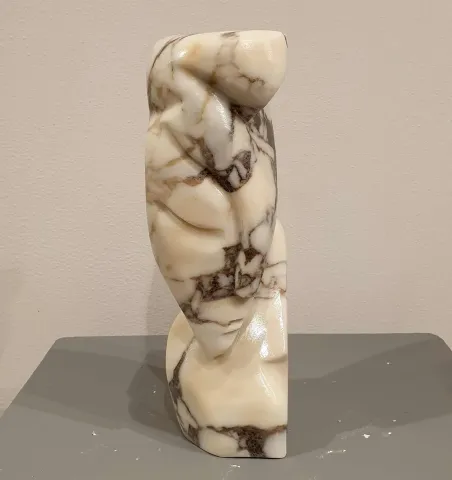 Bu eser DEMET KAYA tarafından 2019 yılında 31x10x10 cm ölçülerinde Mermer tekniği ile yapılmıştır.