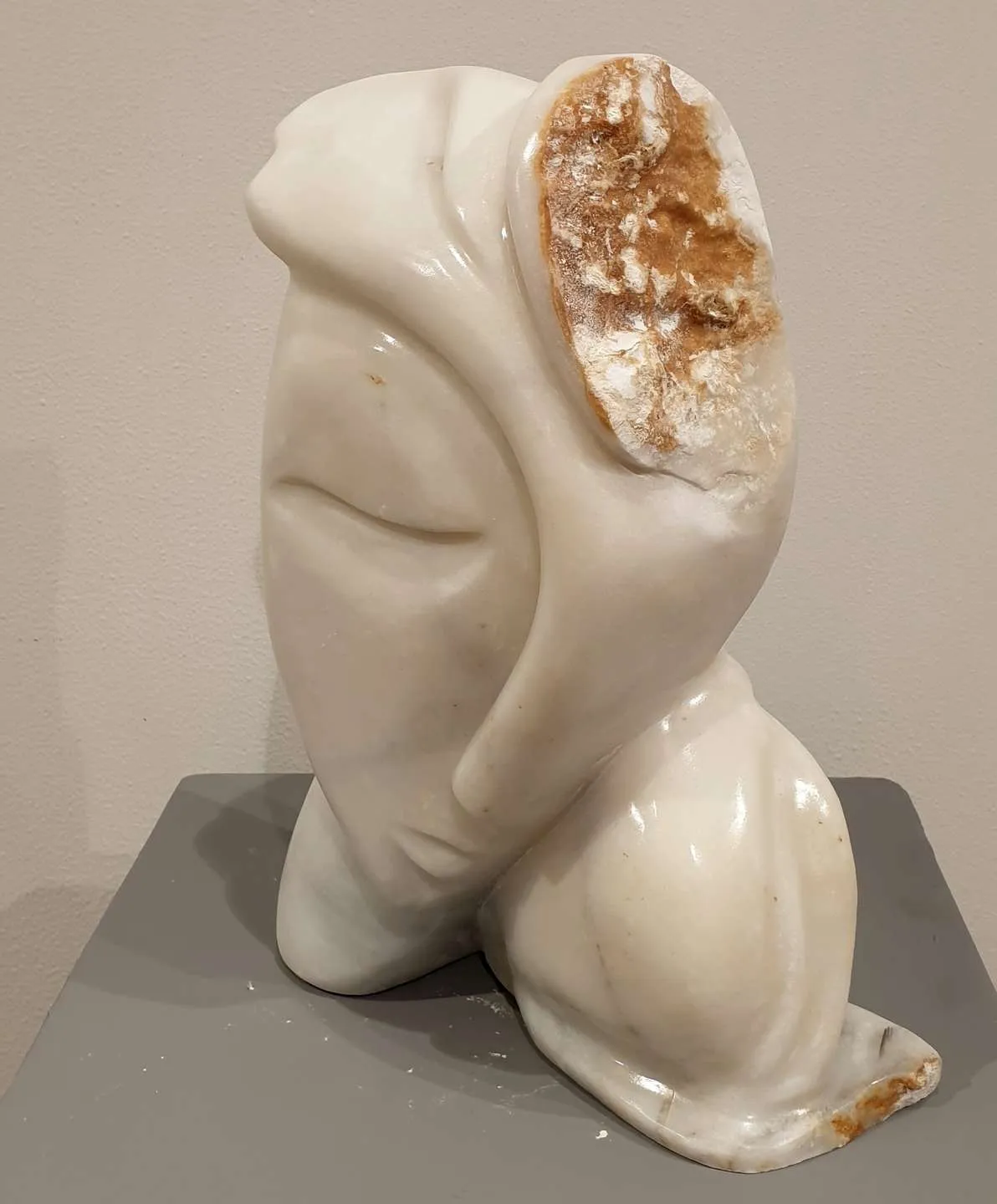 Bu eser DEMET KAYA tarafından 2019 yılında 41x29x13 cm ölçülerinde Mermer tekniği ile yapılmıştır.