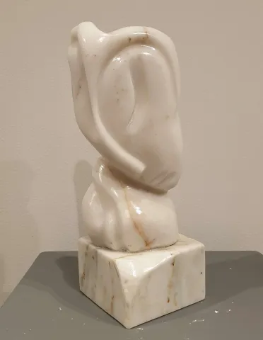 DEMET KAYA — 2019 Bu eser DEMET KAYA tarafından 2019 yılında 38x14x14 cm ölçülerinde Mermer tekniği ile yapılmıştır.