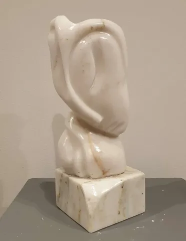 Bu eser DEMET KAYA tarafından 2019 yılında 38x14x14 cm ölçülerinde Mermer tekniği ile yapılmıştır.