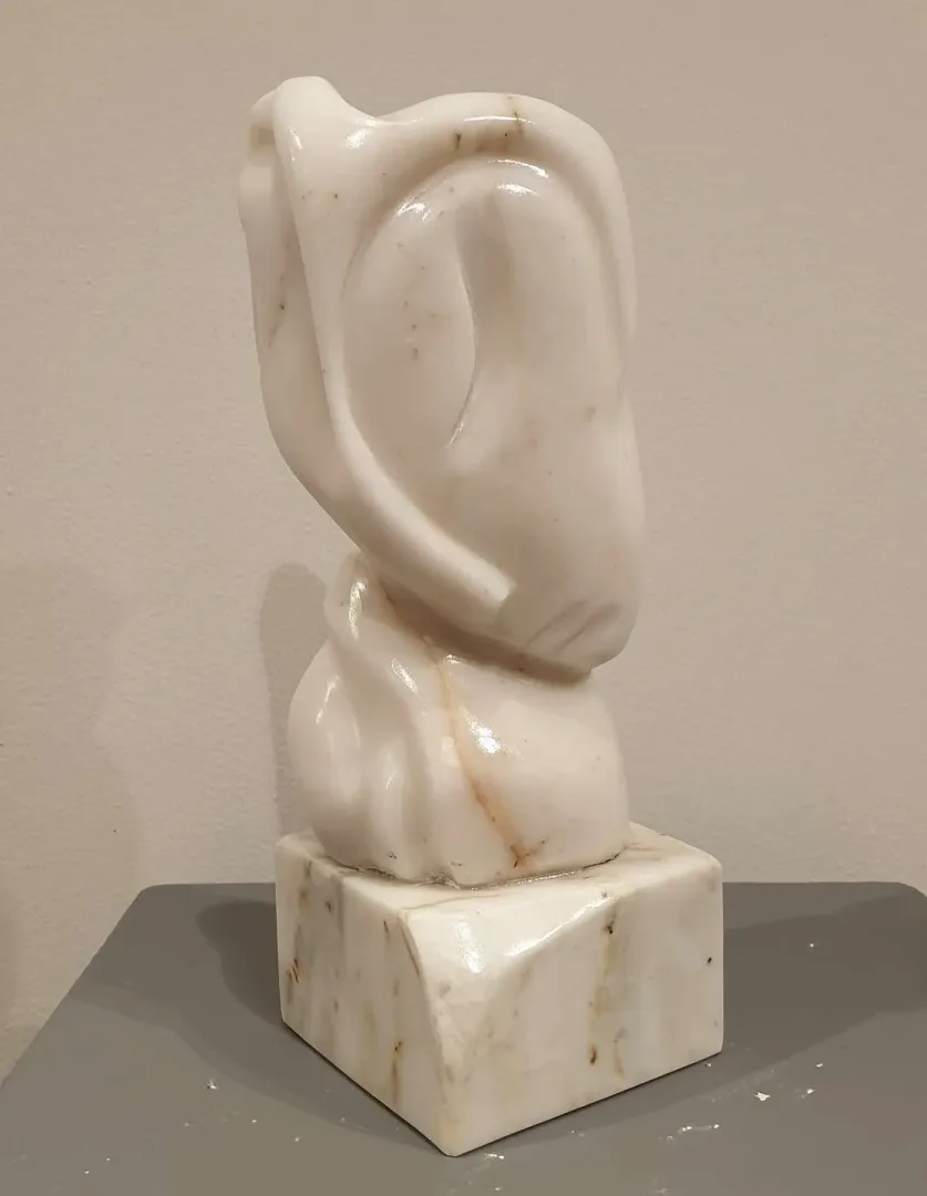 DEMET KAYA — 2019 Bu eser DEMET KAYA tarafından 2019 yılında 38x14x14 cm ölçülerinde Mermer tekniği ile yapılmıştır.