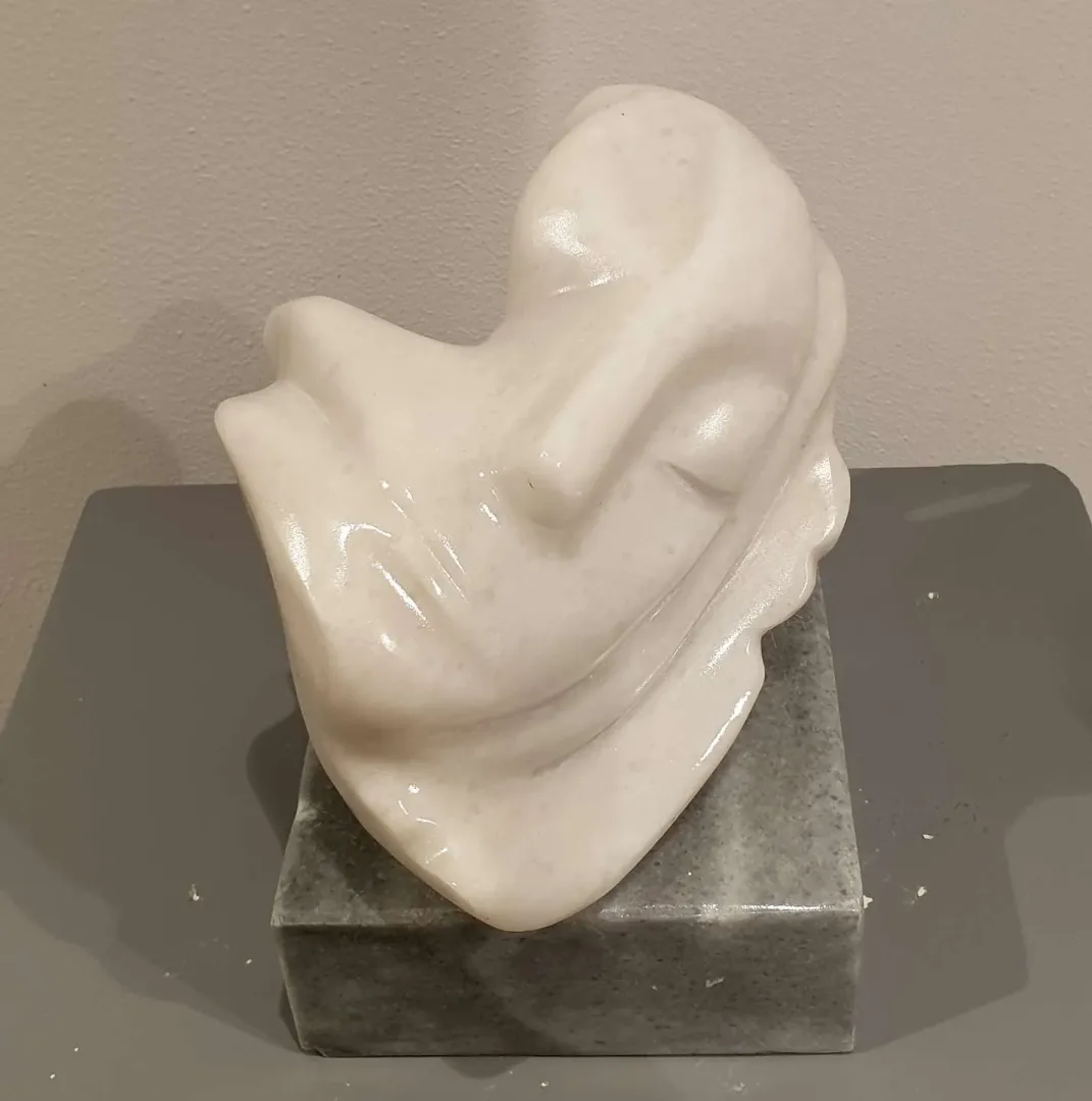 DEMET KAYA — 2019 Bu eser DEMET KAYA tarafından 2019 yılında 22x24x16 cm ölçülerinde Mermer tekniği ile yapılmıştır.
