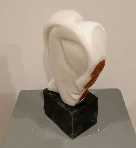 Bu eser DEMET KAYA tarafından 2019 yılında 37x22x11 cm ölçülerinde Mermer tekniği ile yapılmıştır.