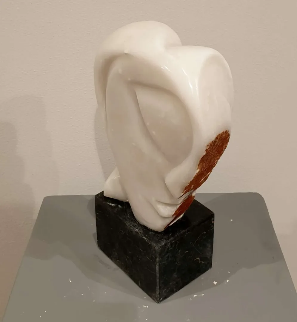 DEMET KAYA — 2019 Bu eser DEMET KAYA tarafından 2019 yılında 37x22x11 cm ölçülerinde Mermer tekniği ile yapılmıştır.
