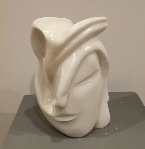 Bu eser DEMET KAYA tarafından 2019 yılında 30x16x21 cm ölçülerinde Mermer tekniği ile yapılmıştır.
