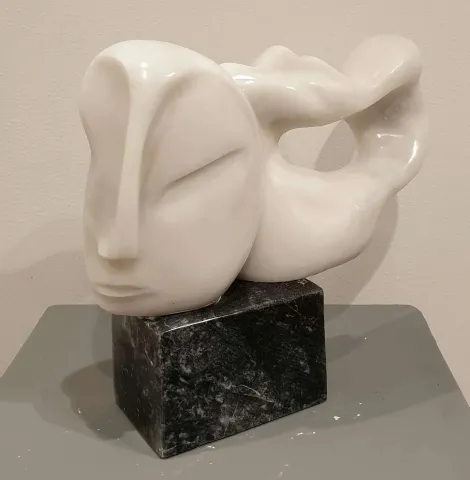 Bu eser DEMET KAYA tarafından 2019 yılında 31x36x10 cm ölçülerinde Mermer tekniği ile yapılmıştır.