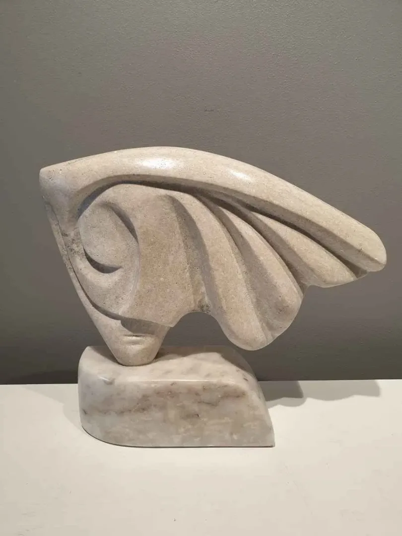 "İsimsiz" eseri DİNÇER GÜNGÖRÜR tarafından 2019 yılında 40x43x13 cm ölçülerinde Mermer tekniği ile yapılmıştır.