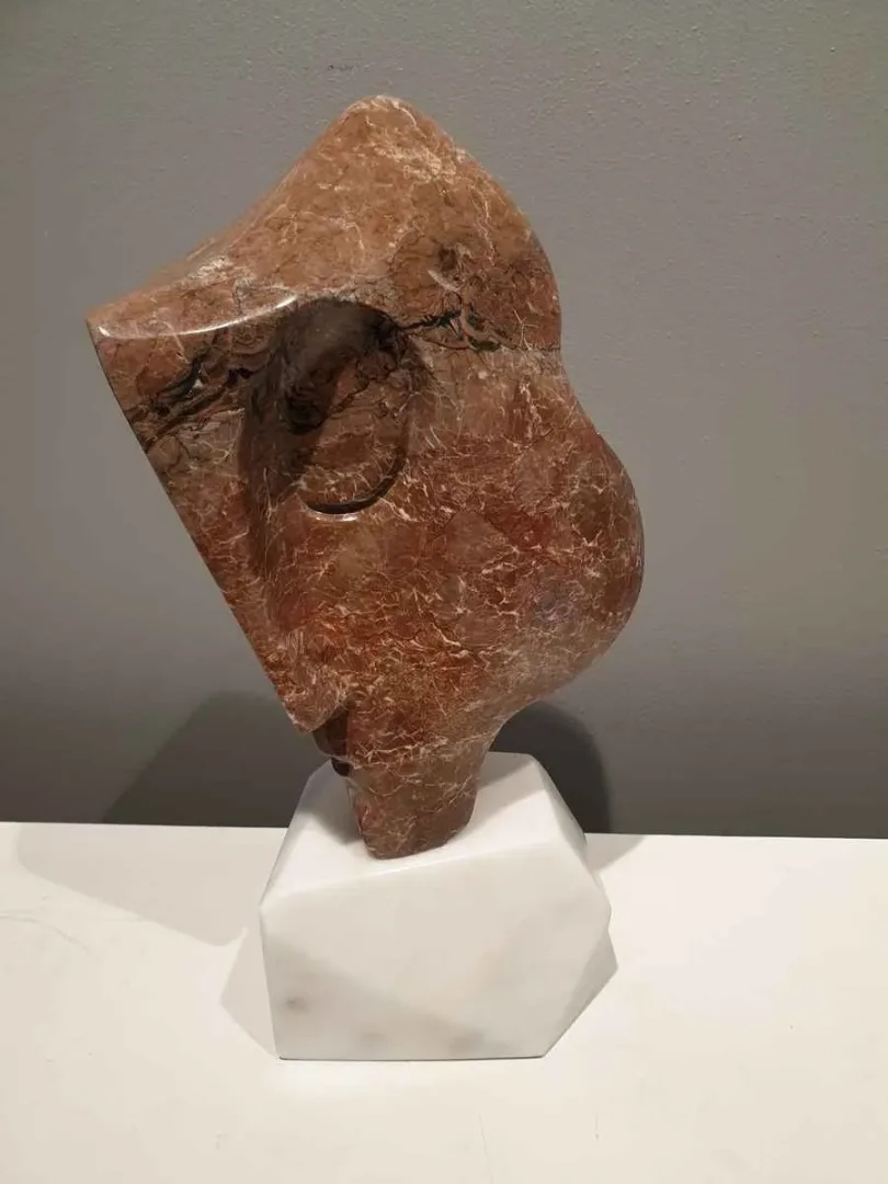 DİNÇER GÜNGÖRÜR — “İsimsiz”, 2019 "İsimsiz" eseri DİNÇER GÜNGÖRÜR tarafından 2019 yılında 45x22x15 cm ölçülerinde Mermer tekniği ile yapılmıştır.