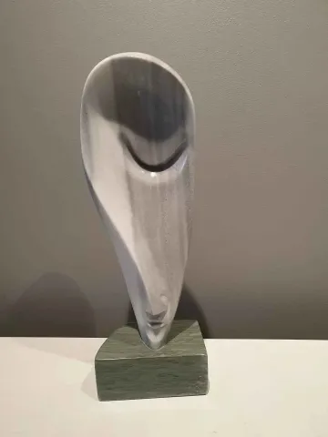 "İsimsiz" eseri DİNÇER GÜNGÖRÜR tarafından 2019 yılında 57x19x13 cm ölçülerinde Mermer tekniği ile yapılmıştır.