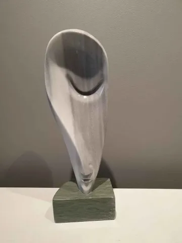 "İsimsiz" eseri DİNÇER GÜNGÖRÜR tarafından 2019 yılında 57x19x13 cm ölçülerinde Mermer tekniği ile yapılmıştır.