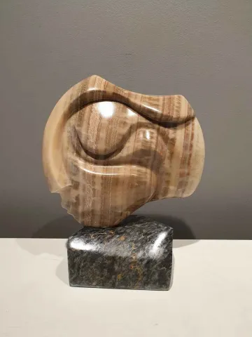"İsimsiz" eseri DİNÇER GÜNGÖRÜR tarafından 2019 yılında 42x33x14 cm ölçülerinde Mermer tekniği ile yapılmıştır.