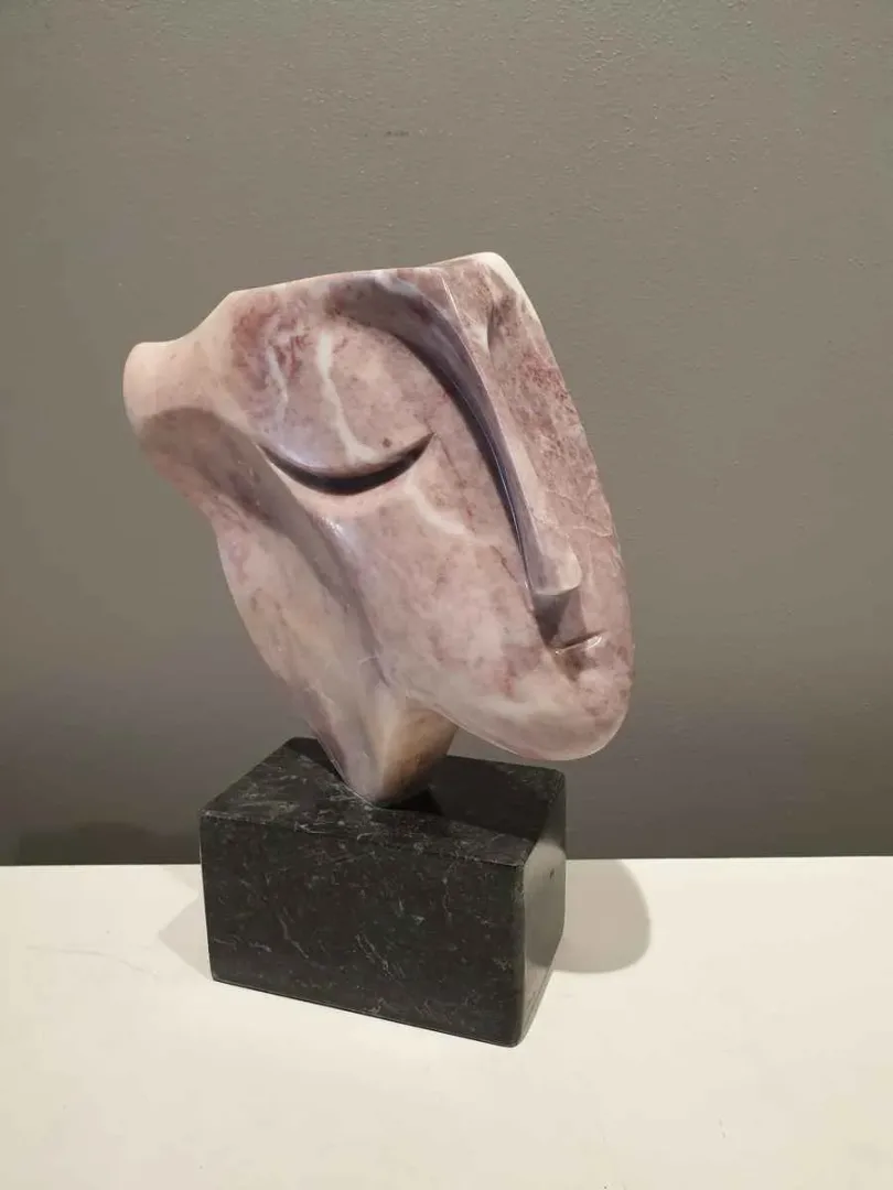 "İsimsiz" eseri DİNÇER GÜNGÖRÜR tarafından 2019 yılında 37x27x12 cm ölçülerinde Mermer tekniği ile yapılmıştır.
