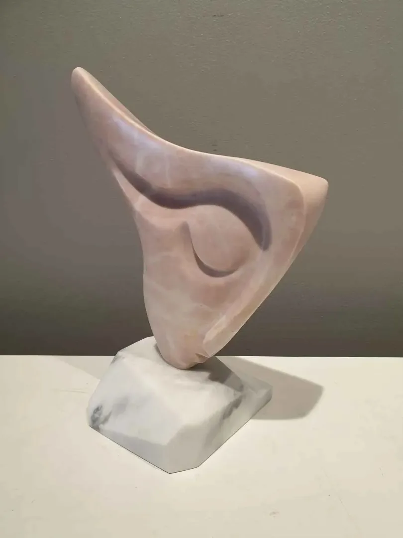 yakınlaştır "İsimsiz" eseri DİNÇER GÜNGÖRÜR tarafından 2019 yılında 37x25x18 cm ölçülerinde Mermer tekniği ile yapılmıştır.