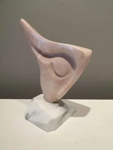 "İsimsiz" eseri DİNÇER GÜNGÖRÜR tarafından 2019 yılında 37x25x18 cm ölçülerinde Mermer tekniği ile yapılmıştır.