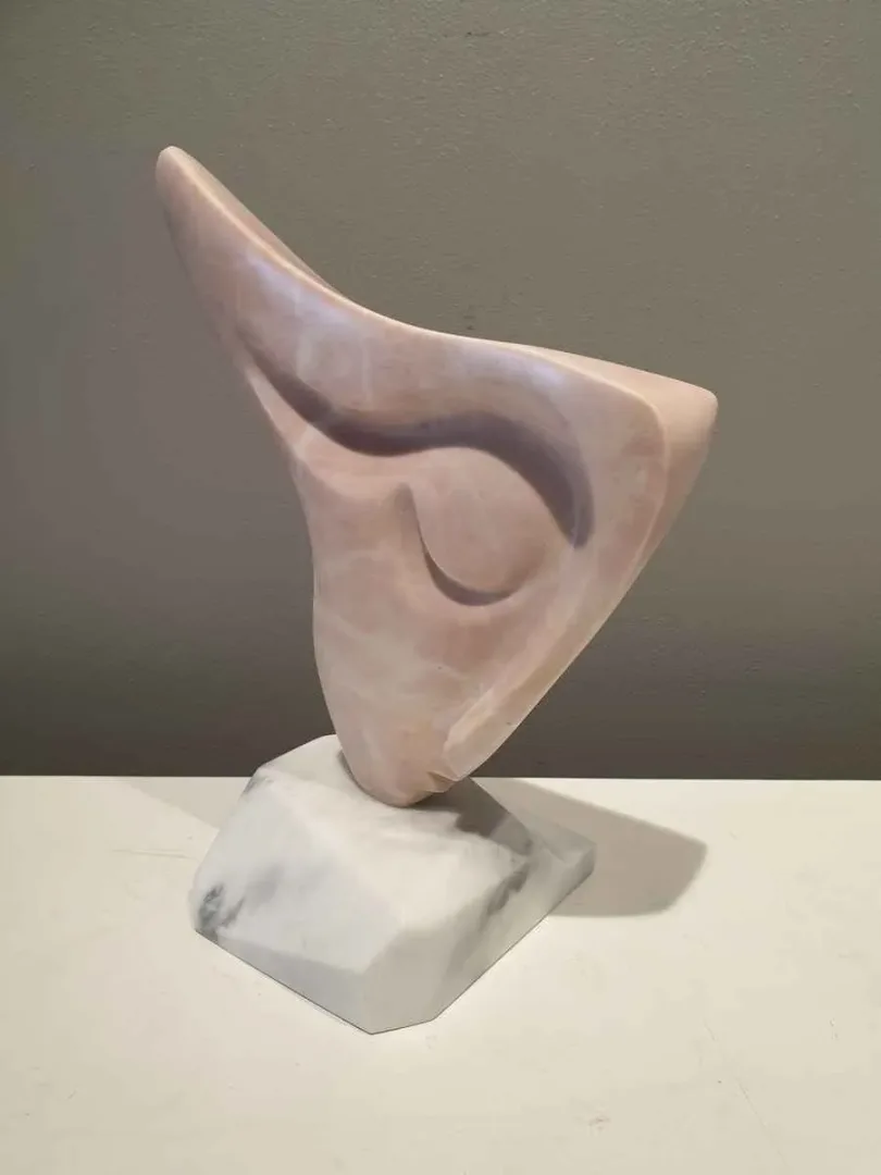 "İsimsiz" eseri DİNÇER GÜNGÖRÜR tarafından 2019 yılında 37x25x18 cm ölçülerinde Mermer tekniği ile yapılmıştır.