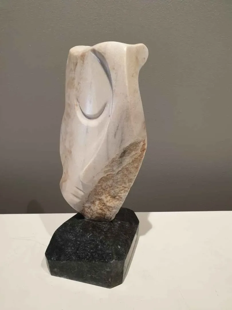 "İsimsiz" eseri DİNÇER GÜNGÖRÜR tarafından 2019 yılında 35x19x16 cm ölçülerinde Mermer tekniği ile yapılmıştır.