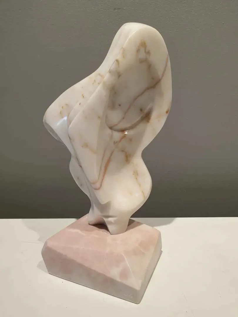 yakınlaştır "İsimsiz" eseri DİNÇER GÜNGÖRÜR tarafından 2019 yılında 38x22x16 cm ölçülerinde Mermer tekniği ile yapılmıştır.