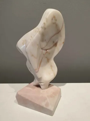 "İsimsiz" eseri DİNÇER GÜNGÖRÜR tarafından 2019 yılında 38x22x16 cm ölçülerinde Mermer tekniği ile yapılmıştır.