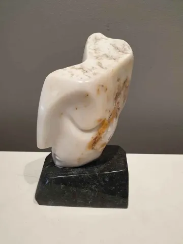 "İsimsiz" eseri DİNÇER GÜNGÖRÜR tarafından 2019 yılında 27x16x15 cm ölçülerinde Mermer tekniği ile yapılmıştır.