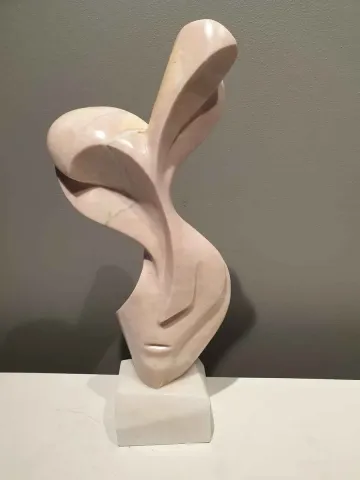"İsimsiz" eseri DİNÇER GÜNGÖRÜR tarafından 2019 yılında 54x22x12 cm ölçülerinde Mermer tekniği ile yapılmıştır.
