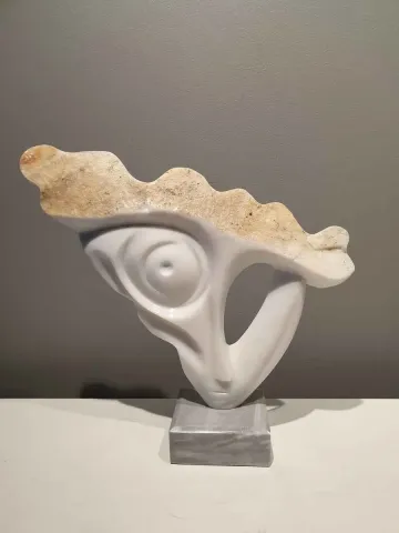 "İsimsiz" eseri DİNÇER GÜNGÖRÜR tarafından 2019 yılında 52x57x16 cm ölçülerinde Mermer tekniği ile yapılmıştır.