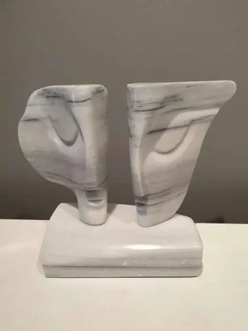 "İsimsiz" eseri DİNÇER GÜNGÖRÜR tarafından 2019 yılında 29x40x16 cm ölçülerinde Mermer tekniği ile yapılmıştır.