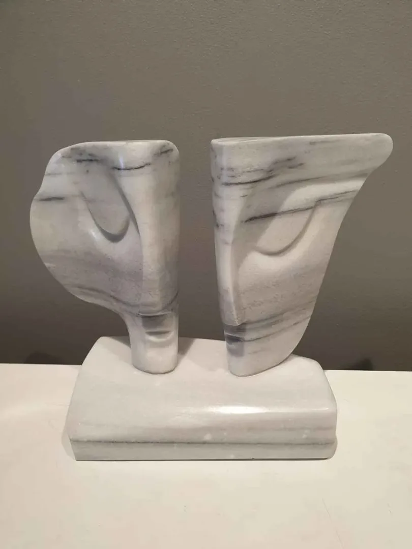 "İsimsiz" eseri DİNÇER GÜNGÖRÜR tarafından 2019 yılında 29x40x16 cm ölçülerinde Mermer tekniği ile yapılmıştır.